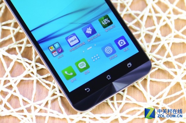 華碩電神5000機身背部則設有一枚1300萬像素五鏡式鏡頭同時該機配置的5000mAh容量電池令該機具備了非常強勁的續航能力。