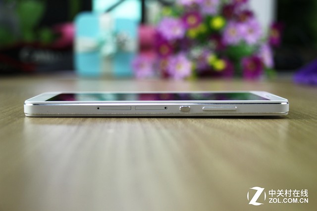 翻轉(zhuǎn)鏡頭/側(cè)邊指紋 成就不凡之榮耀7i 