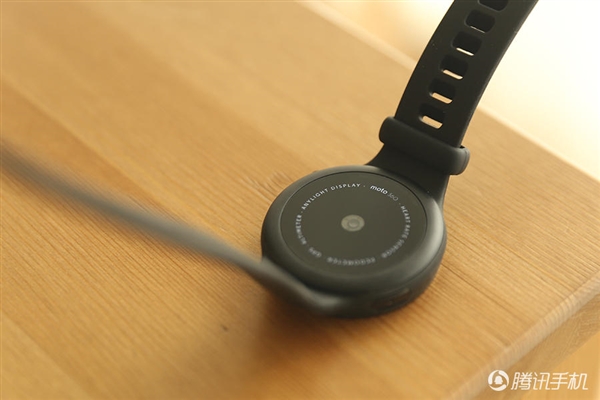 2388元！Moto 360運動版國行圖賞：硅膠腕帶