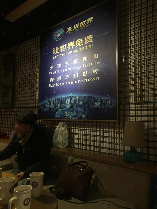 咖啡廳里的帽子哥正跟前來咨詢的人回答網絡黃金的問題