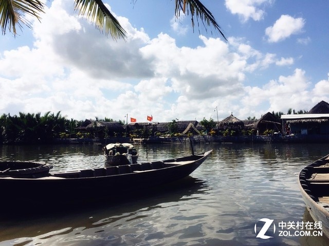 越南峴港位于越南中部沿海地區(qū)，是越南第四大城市，是可以媲美印尼里島和馬爾代夫的渡假圣地，不但有藍天碧海，還有幽情古都，年平均氣溫保持在最舒適的25.6攝氏度左右，而每年的10月――4月是其最佳的旅游季節(jié)，氣溫稍冷，春節(jié)正好在這個時間段內(nèi)，所以是一個非常好的選擇。