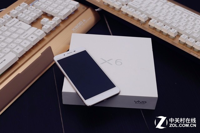 該機配備1300萬像素后置攝像頭和800萬前置攝像頭，在4G大運存的幫助下，該機將相機常駐<a href=/tags/2778-0.html target=_blank class=infotextkey>內(nèi)存</a>，所以啟動僅需0.6秒，而搭載了PDAF相位對焦之后其對焦速度僅需0.1秒，并且還擁有自動追焦和防拖影技術，再加上可以采用指紋識別進行拍攝，可以說在功能上完全夠用，在便攜上則完爆單反，在效果上也非常出色，所以本文內(nèi)所有照片均采用該機拍攝。 另外，值得一提的是越南似乎尚未普及4G，所以僅支持WCDMA的3G網(wǎng)絡，在雙卡雙待雙4G的夠快才暢快vivo X6下，有些大材小用了。不過越南當?shù)赜幸环N專為游客準備的無限流量卡，15萬越南盾（約45元人民幣），能用7天左右，相當劃算，十分推薦！