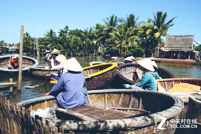 迦南島有很多圓形的船，這就是越南特色的簸箕船。在途中還有一位小哥表演船舞，大家都稱贊：船會玩。由于有了夠快才暢快vivo X6的極速抓拍和追焦技術，所以盡管拍攝物體一直在動，還是毫無壓力的拍攝清晰。