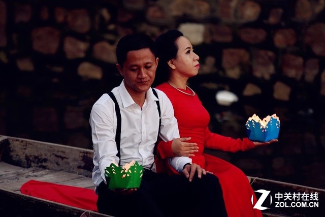 途中還遇到了拍攝婚紗的年輕夫婦，因為會安古城除了是旅游勝地之外，還是婚紗拍攝的圣地。