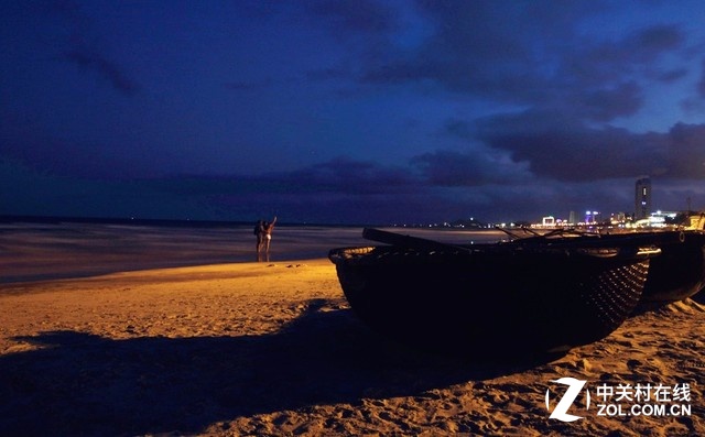 有人說，在海灘住宿如果不拍日出日落，就是白來了，所以凌晨4點(diǎn)（北京時間5點(diǎn)）我就直接趕到了海邊，只可惜云層太厚，壓根看不到日出。只能等到下午拍攝日落了，還好云層沒有再辜負(fù)我。這時夠快才暢快vivo X6發(fā)揮了應(yīng)有的水平，在大光比和點(diǎn)光源下，仍然拍出了非常不錯的感覺。