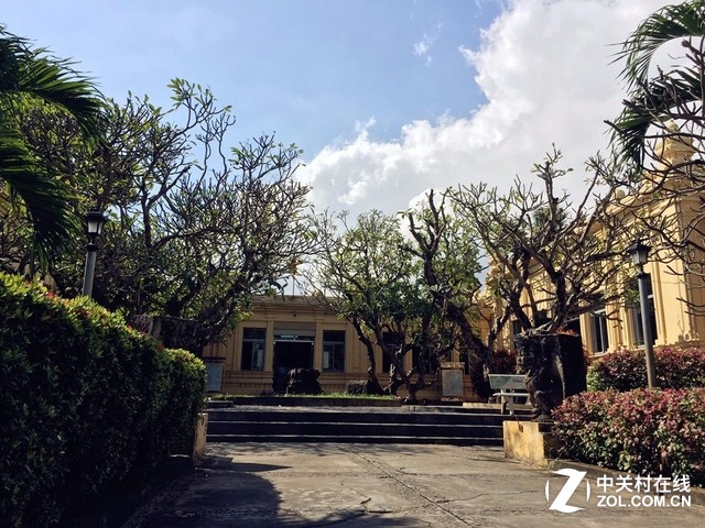 峴港大教堂之后，是越南峴港另一個必去之地――占婆博物館。越南在17世紀(jì)前分屬兩個國家：北部原來叫安南國，中南部則為占婆國，而這兩個國家都曾經(jīng)為中原王朝的藩屬國，后來相繼脫離，在18世紀(jì)中葉占婆國被安南國消滅兼并了。另外值得一提的是占婆國是個母系氏族的國家，女人的地位非常的高，除了皇帝，女人就是家里的老大，可以娶幾個老公的。