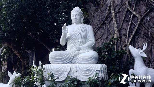 接著，為了彌補(bǔ)前一天海灘日出日落的遺憾，所以這一天的下午為了拍攝日落，選擇了五行山之行。Marble Mountains，距離峴港南邊10公里，風(fēng)景絕佳，是印度教和佛教圣地，山上有一處山水靈應(yīng)寺，是峴港三座靈應(yīng)寺之一。