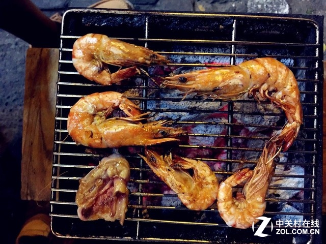 另外，對于春節(jié)期間選擇去越南峴港游玩的朋友，還有一些小建議：1、出發(fā)前一定要做好功課，例如天氣、氣溫、陰晴等；2、計劃好行程，很多不需要去的地方，不需要花的錢，盡量避免；3、導(dǎo)游無用，越南峴港會中文的導(dǎo)游不少，但會講中文和會導(dǎo)游是兩回事；4、沒必要帶的重型裝備，例如單反、鏡頭和筆記本，不是為了攝影去的，就別帶了，手機(jī)已經(jīng)完全能夠滿足，如果有一臺夠快才暢快vivo X6，你帶單反也用不上，因?yàn)槭謾C(jī)已經(jīng)滿足你了；5、進(jìn)入寺廟必須尊重習(xí)俗，長衣長褲較好；6、越南采用的是德國標(biāo)準(zhǔn)的<a href=/tags/4114-0.html target=_blank class=infotextkey>電源</a>插座，所以需要攜帶國際電源插座。最后祝大家春節(jié)快樂，旅游快樂，一定要帶上夠快才暢快vivo X6！