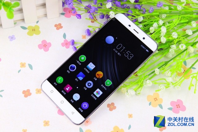 大神Note3高配版搭載了MT6753八核64位處理器，主頻1.3GHz；運(yùn)行內(nèi)存方面達(dá)到了3GB，大神Note3高配版配備了5.5英寸豪情屏幕，以及1300萬像素?cái)z像頭。同時(shí)全新升級(jí)的大神Note3高配版還擁有強(qiáng)大的隱私安全防護(hù)能力，而該機(jī)的售價(jià)仍為899元，性價(jià)比十分突出。