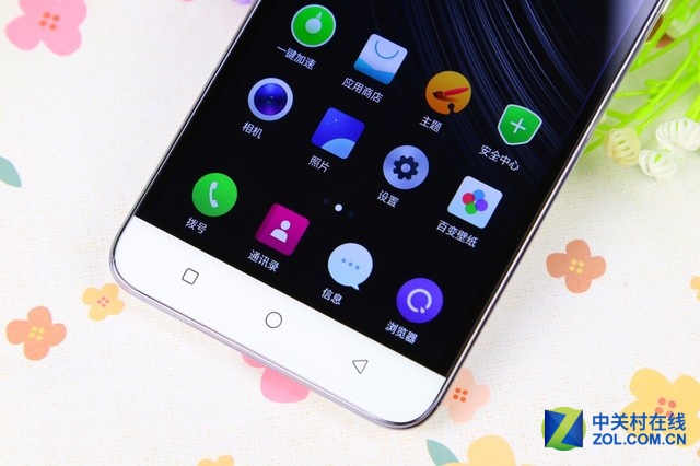 大神Note3高配版搭載了MT6753八核64位處理器，主頻1.3GHz；運(yùn)行內(nèi)存方面達(dá)到了3GB，大神Note3高配版配備了5.5英寸豪情屏幕，以及1300萬像素?cái)z像頭。同時(shí)全新升級(jí)的大神Note3高配版還擁有強(qiáng)大的隱私安全防護(hù)能力，而該機(jī)的售價(jià)仍為899元，性價(jià)比十分突出。