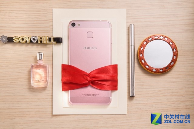 藍魔R9配備了5.2英寸1080p全貼合屏幕,搭載64位極速8核Cortex-A53處理器以及3GB+32GB超大內存,支持CorePilot多核心智能技術;提供800萬像素前置攝像頭,支持智能人臉識別、實時美顏與廣角,1300萬像素后置攝像頭,采用索尼堆棧式圖像傳感器,搭配F/2.0大光圈和5P藍玻璃鏡頭組,支持暗光拍攝。