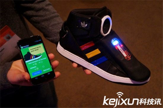 智能鞋子搶風頭:不僅能說話還能給<a href=/mobile/ target=_blank class=infotextkey>手機</a>充電!