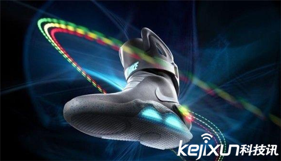 智能鞋子搶風頭:不僅能說話還能給手機充電!