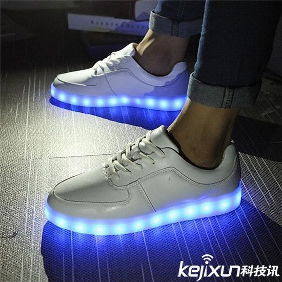 智能鞋子搶風頭：不僅能說話還能給手機充電！