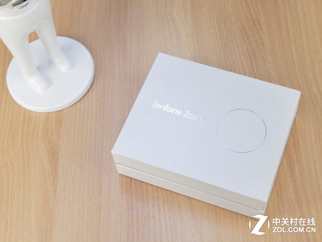 最薄光學變焦 白色華碩ZenFone Zoom賞析