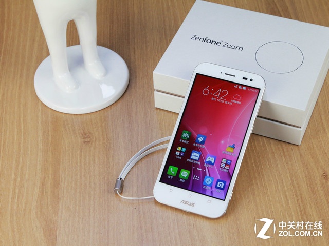最薄光學變焦 白色華碩ZenFone Zoom賞析