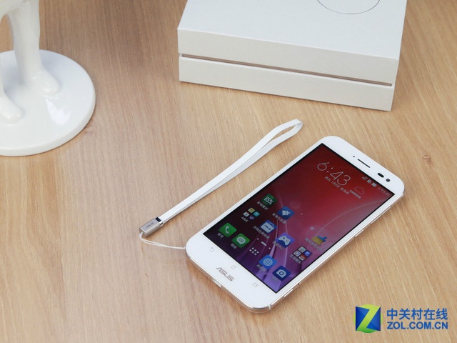 最薄光學變焦 白色華碩ZenFone Zoom賞析