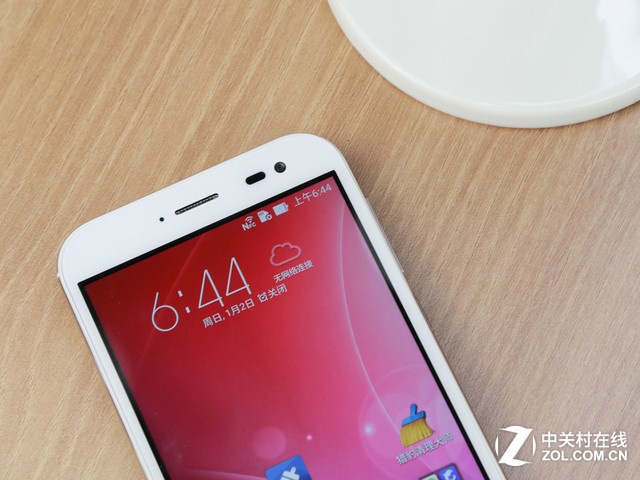 最薄光學變焦 白色華碩ZenFone Zoom賞析