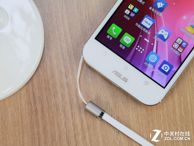 最薄光學變焦 白色華碩ZenFone Zoom賞析