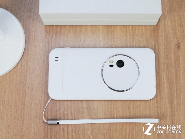 最薄光學變焦 白色華碩ZenFone Zoom賞析