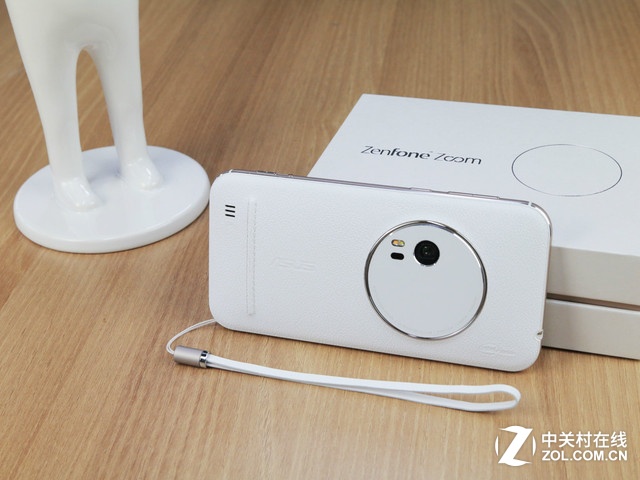 最薄光學變焦 白色華碩ZenFone Zoom賞析