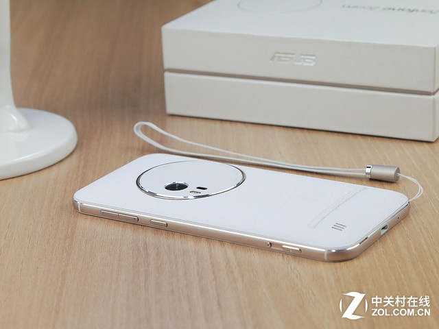 最薄光學變焦 白色華碩ZenFone Zoom賞析