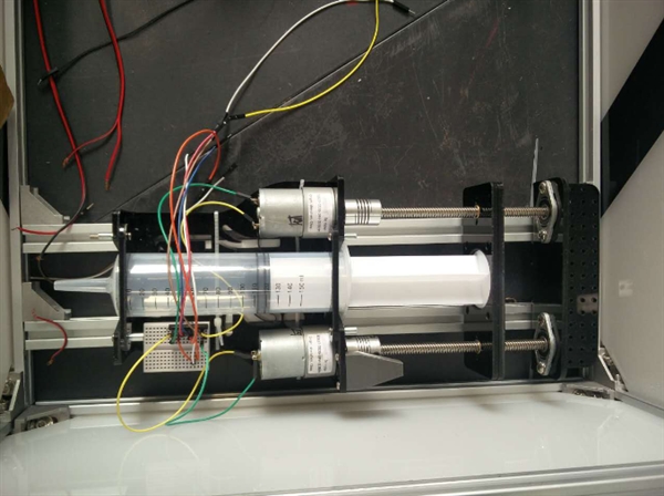 這個北京妞做了款性愛沙發(fā)：自帶安全套分發(fā)器