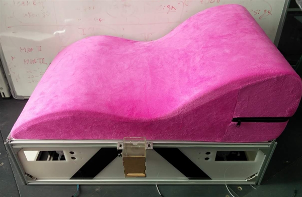 這個北京妞做了款性愛沙發(fā)：自帶安全套分發(fā)器