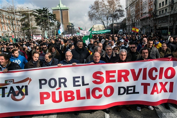 必須封殺Uber 國(guó)外出租司機(jī)堵路示威