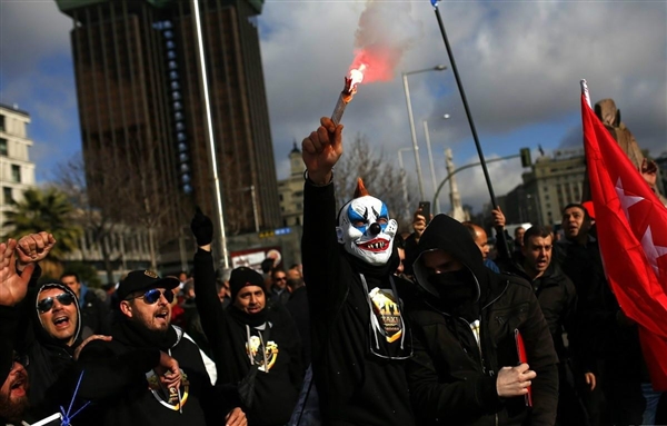 必須封殺Uber 國(guó)外出租司機(jī)堵路示威