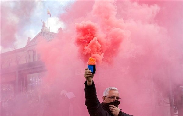 必須封殺Uber 國(guó)外出租司機(jī)堵路示威