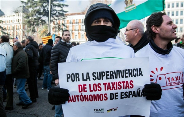 必須封殺Uber 國(guó)外出租司機(jī)堵路示威