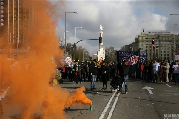 必須封殺Uber 國(guó)外出租司機(jī)堵路示威