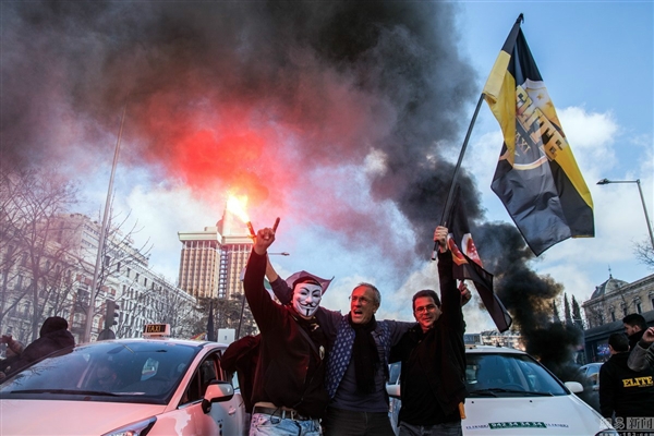 必須封殺Uber 國(guó)外出租司機(jī)堵路示威