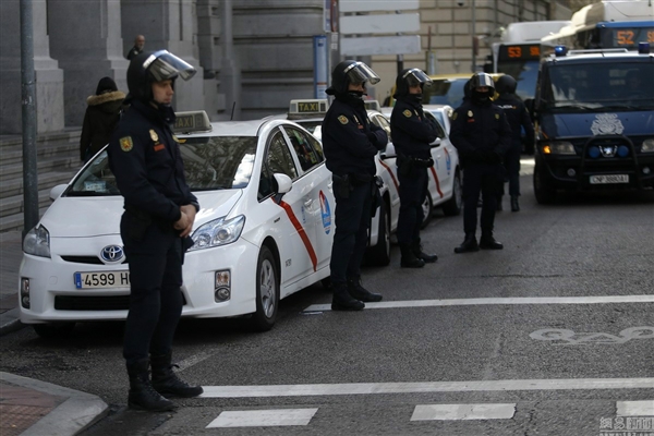 必須封殺Uber 國(guó)外出租司機(jī)堵路示威