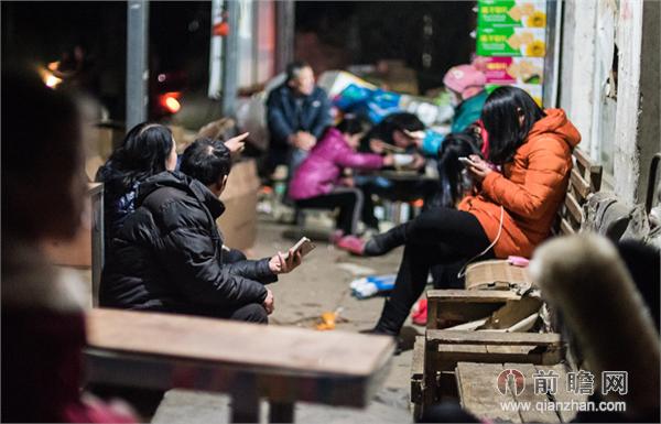 穿越大半個村蹭網 農民穿越大半個村蹭網