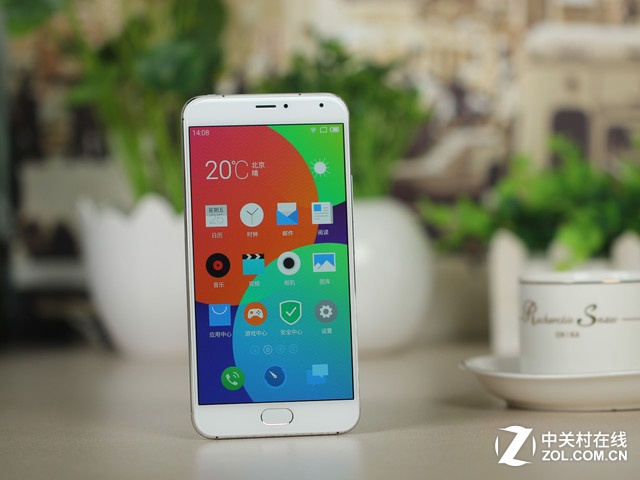 <a href=/mobile/iphone/ target=_blank class=infotextkey>iPhone</a>6s加量不加價 8款最熱門手機推薦 