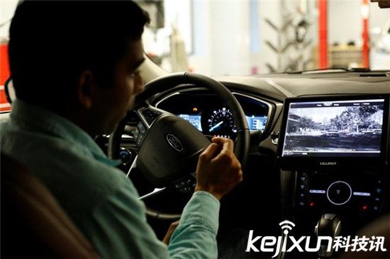 福特自動駕駛汽車秒變電影院：撩妹必備神器！