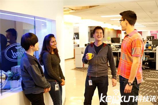 福特自動(dòng)駕駛汽車秒變電影院：撩妹必備神器！