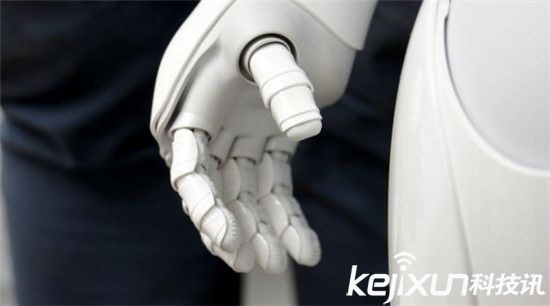 軟銀不僅投資了阿里巴巴：還開發了情感機器人Pebble