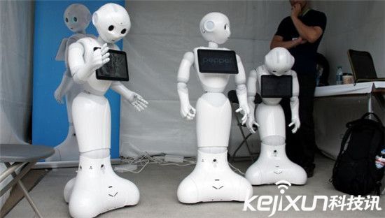 軟銀不僅投資了阿里巴巴：還開發了情感機器人Pebble