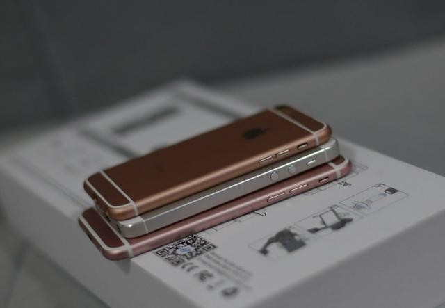 天線白帶變細了 iPhone5SE曝光真機諜照 