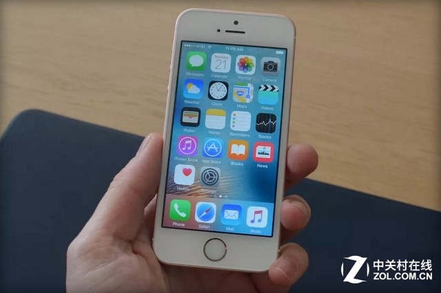 無論尺寸還是外觀iPhone SE與iPhone 5s沒有變化，就相當于將iPhone 6s裝進了iPhone 5s機身內，少了3D Touch。