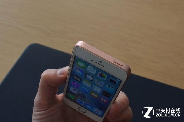 <a href=/tags/4114-0.html target=_blank class=infotextkey>電源</a>鍵位于機身頂部，活脫脫一個加強版iPhone 5s。