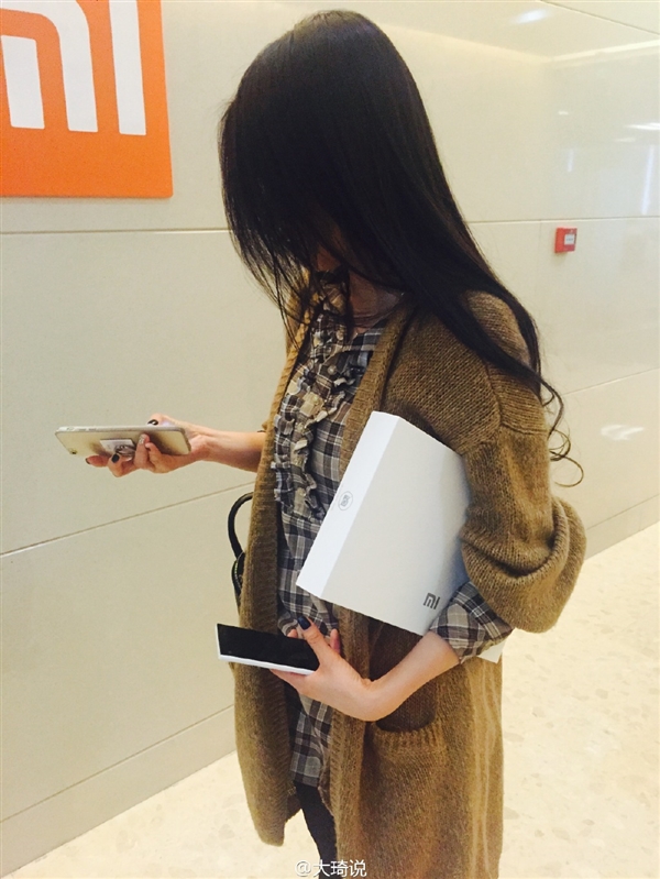 美女出鏡 小米神秘新品曝光：又大又白