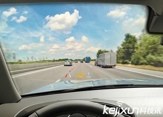 汽車擋風玻璃成精啦:一秒變身顯示屏太拉風了!