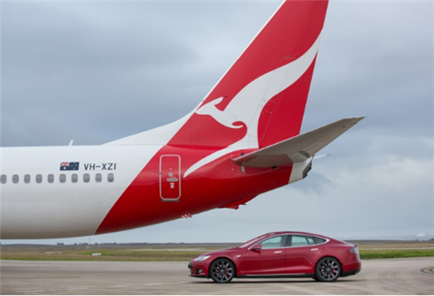 Model S公然追逐飛機 最強急速跑車來襲！