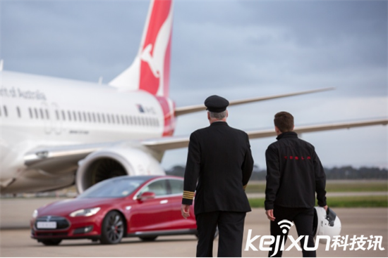 Model S公然追逐飛機 最強急速跑車來襲！