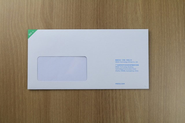 魅族的邀請函非常的無厘頭，信封中原本可以露出的位置竟然是白花花一片。