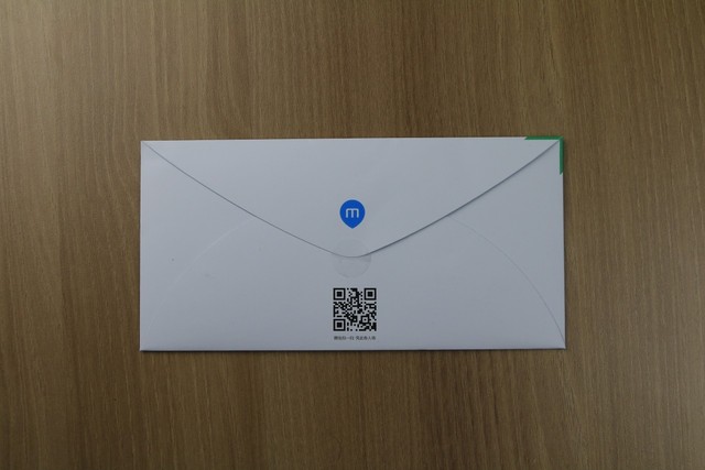 背面也簡簡單單，我甚至認為是同事打開后沒有裝好。